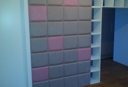 Tapicerowana ściana w kolorowe kwadraty…