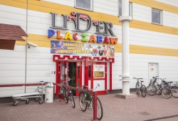Wejście do Placu Zabaw Lider znajduje się w Centrum Handlowym Auchan Ursynów między dwoma wejściami na teren Centrum, obok McDonalds.