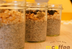 Nasiona chia z mlekiem ryżowym, prażonymi wiórkami kokosowymi, orzeszkami ziemnymi oraz suszoną śliwką