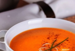 Aksamitny krem z pomidorów w towarzystwie aromatycznego czosnku oraz kremowej śmietanki