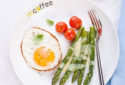 W ofercie śniadaniowej między innymi: jajecznica na smażonej cebulce i szynce, parówki z szynki serwowane z jajem sadzonym, jaja po angielsku. Do każdego zestawu kosz pieczywa, świeżo wypiekanego na miejscu