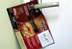 Pizzeria La Torre stara się roznieść ulotki “na klamkę”, dzięki czemu nie giną w stosie ulotek skrzynce pocztowej. Warto zwrócić uwagę, że do ulotki (z rabatami) przypięty jest zszywaczem specjalny kupon, wydrukowany tylko dla ursynowskiego lokalu.