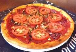 Quchnia - Pizza 32 cm, salami ze świeżymi pomidorami