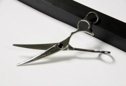 Lustro to jeden z dwóch salonów fryzjerskich na Ursynowie proponujących najnowsze techniki cięć wertykalnych nożyczkami Ventaglio