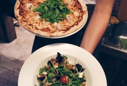Pizza Gamberetti z krewetkami i rukolą czy Sałata z figami i serem kozim? Wybór należy do Państwa
