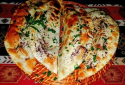 Qutab - Mączne dania kuchni azerskiej, które jest zrobione na cienkim cieście w kształcie półksiężyca.